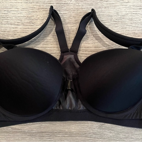 Victoria's Secret Knockout Front-Close Sports Bra (Geometric) - Picture 6 of 10